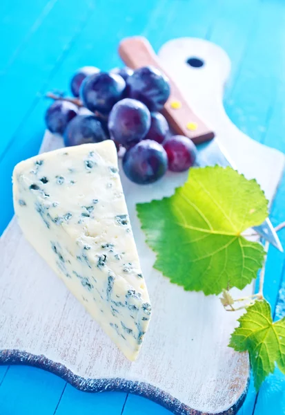 Cheese with grape — Stock Photo, Image