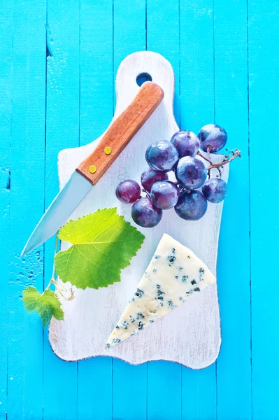 Formaggio con uva — Foto Stock