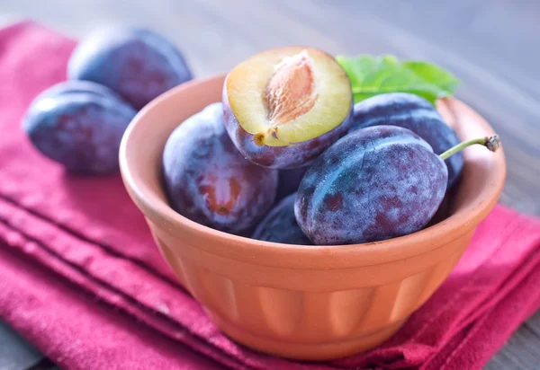 Fresh plums — Stock Photo, Image