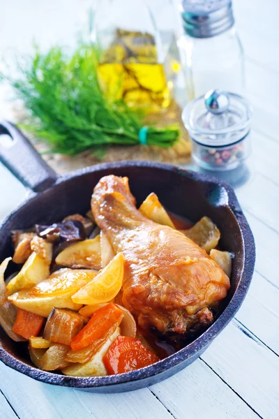 Fried chicken with vegetables — Stock Photo, Image