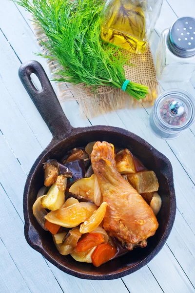 Fried chicken with vegetables — Stock Photo, Image