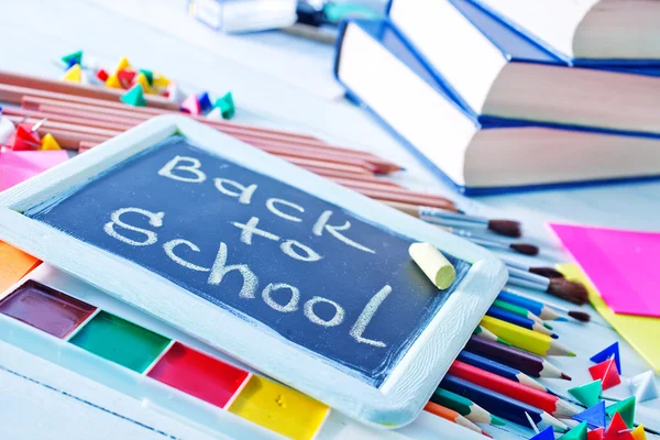 Schoolbord en schoolbenodigdheden — Stockfoto