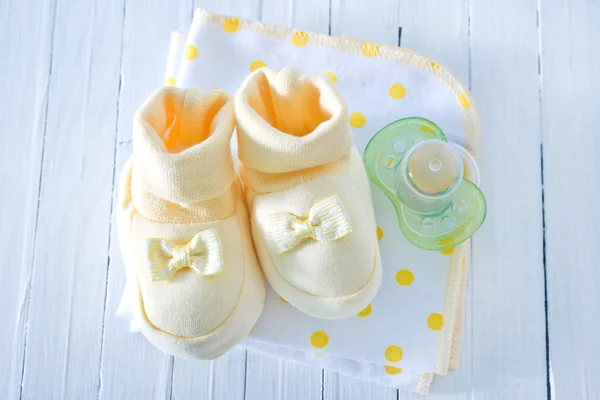 Baby boots and soother — Stock Photo, Image