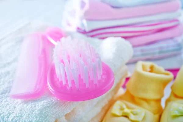 Brosses à cheveux et vêtements pour bébés — Photo