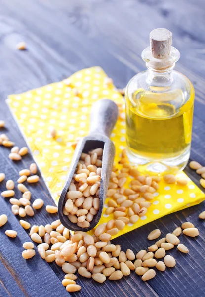 Cedar nuts and oil — Stock Photo, Image