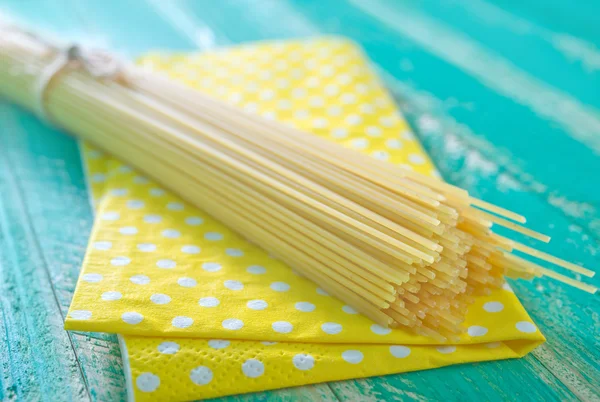 Спагетти на столе — стоковое фото