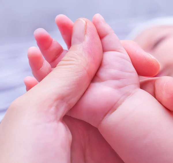 Baby hand — Stockfoto