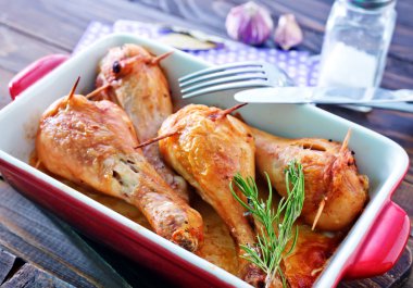 Kızarmış tavuk bacağı.