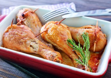 Kızarmış tavuk bacağı.