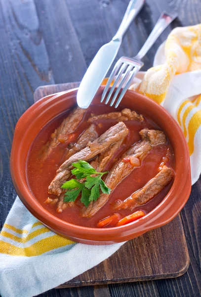 Gulasch mit Basilikum — Stockfoto