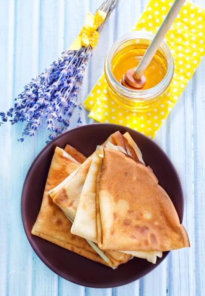 Pancake with honey — Stock Photo, Image