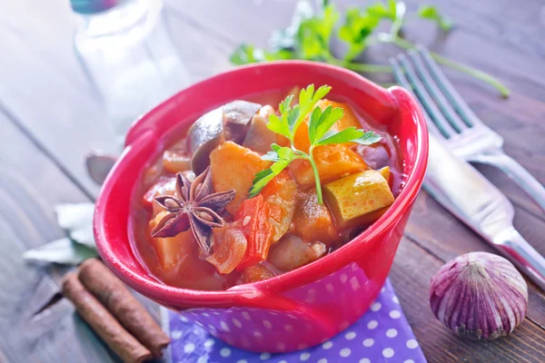 Verduras fritas y carne —  Fotos de Stock