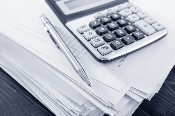 Calculator and pen — Stock Photo, Image