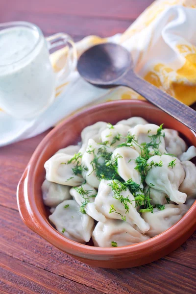 Pelmeni in kom — Stockfoto