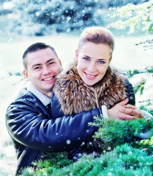 Mann og kjæreste i vinterparken – stockfoto