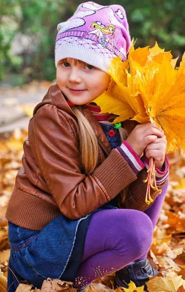 Gadis kecil di taman musim gugur — Stok Foto