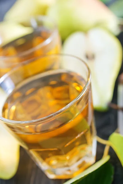 Pear juice and sliced pear — Stock Photo, Image