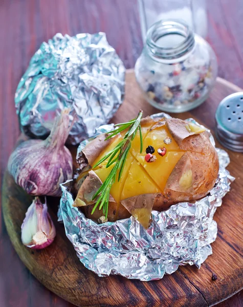 Baked potatio in foil — Stock Photo, Image