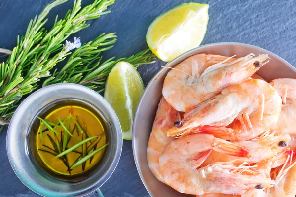Boiled shrimps with lime — Stock Photo, Image