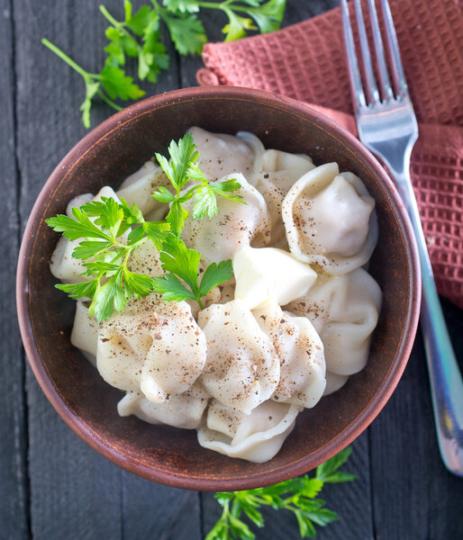 Пельмены в миске
