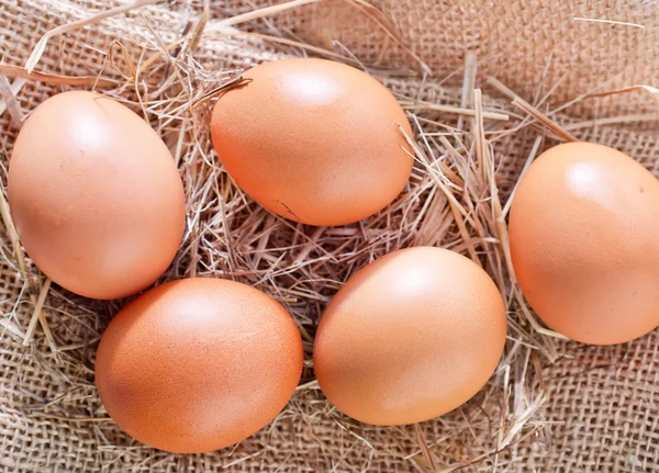 Huevos de pollo crudos con cáscaras marrones — Foto de Stock