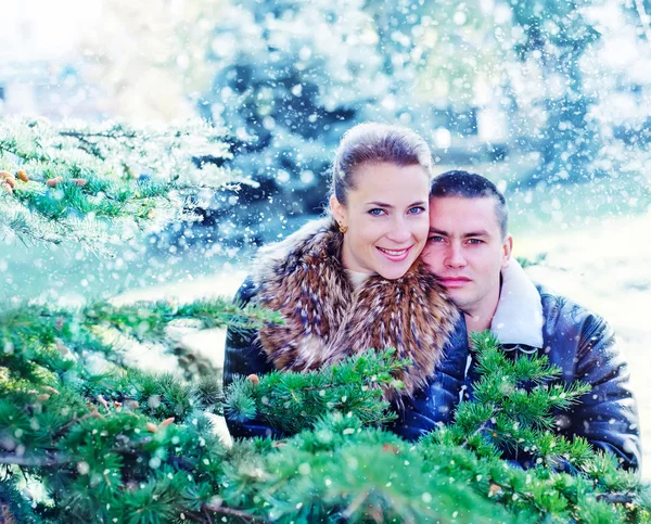 El hombre y su novia en el parque de invierno — Foto de Stock