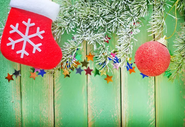 Christmas strumpa, boll och konfetti — Stockfoto