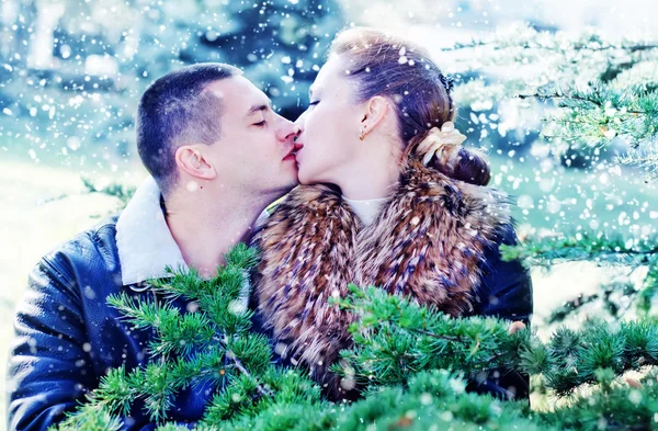 Мужчина и его девушка в зимнем парке — стоковое фото