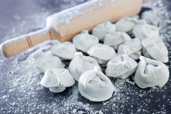 Pelmeni crudos en harina — Foto de Stock