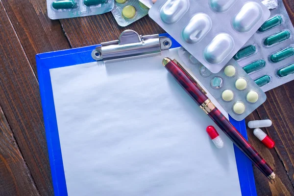 Note and pills — Stock Photo, Image