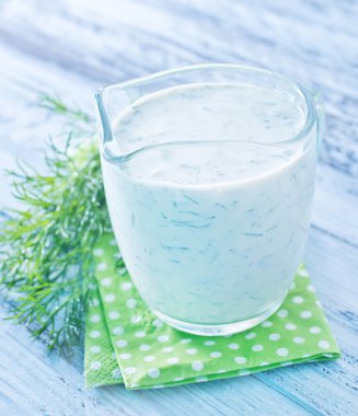 Beyaz sos kavanoz içinde