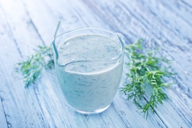 Beyaz sos kavanoz içinde