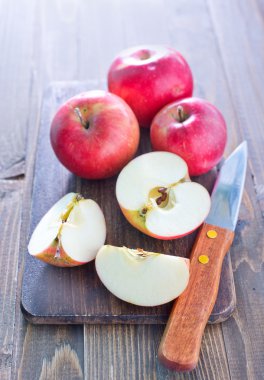 Taze kırmızı elma ve bıçak