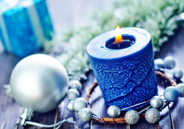 Kerzen und Weihnachtsdekoration — Stockfoto