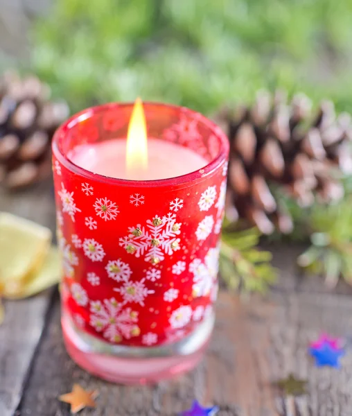 Bougie et branche d'arbre de Noël — Photo