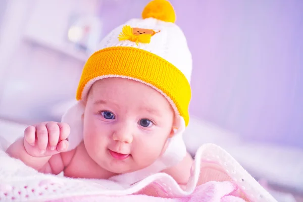 Pequeño bebé en sombrero amarillo — Foto de Stock
