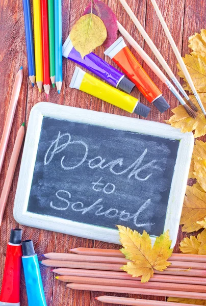 Schoolbord, school leveringen en Herfstbladeren — Stockfoto