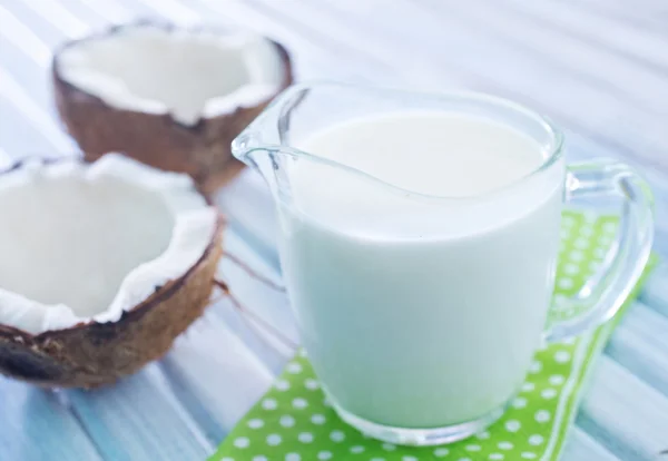 Leite de coco em frasco de vidro — Fotografia de Stock