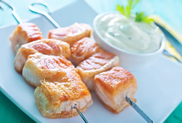Kebab de salmón con salsa —  Fotos de Stock