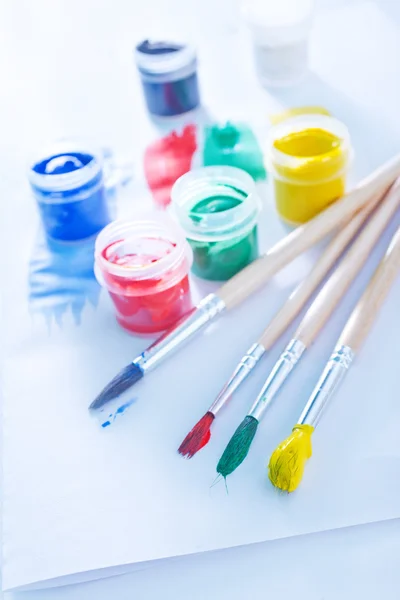 Pintura de color y pinceles — Foto de Stock