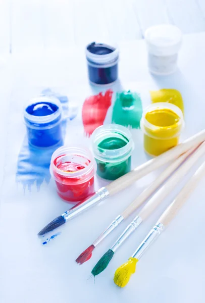 Pintura de color y pinceles — Foto de Stock
