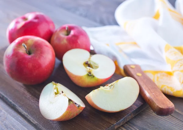Manzanas rojas frescas y cuchillo —  Fotos de Stock