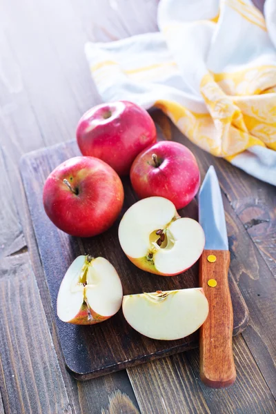 Manzanas rojas frescas y cuchillo —  Fotos de Stock