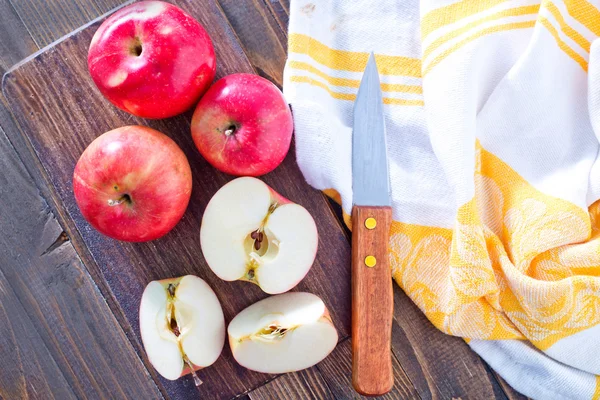 Manzanas rojas frescas y cuchillo — Foto de Stock