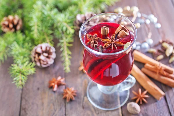Fresh mulled wine in glass — Stock Photo, Image