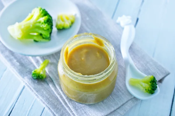 Babyvoeding in de glas-bank — Stockfoto