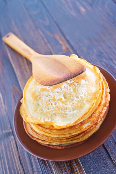 Pfannkuchen auf dem braunen Teller — Stockfoto