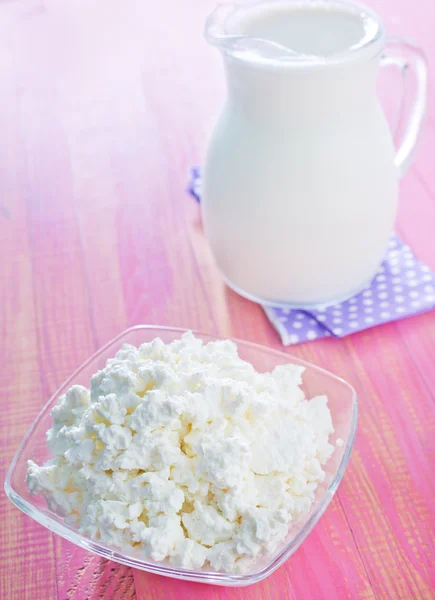 Cottage in bowl and milk in jug — Stock Photo, Image