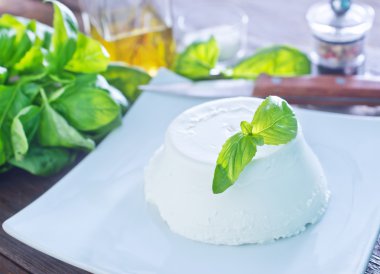 Ricotta beyaz plaka üzerinde