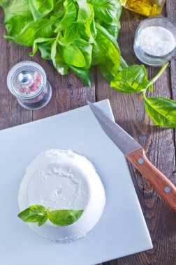 Ricotta beyaz plaka üzerinde